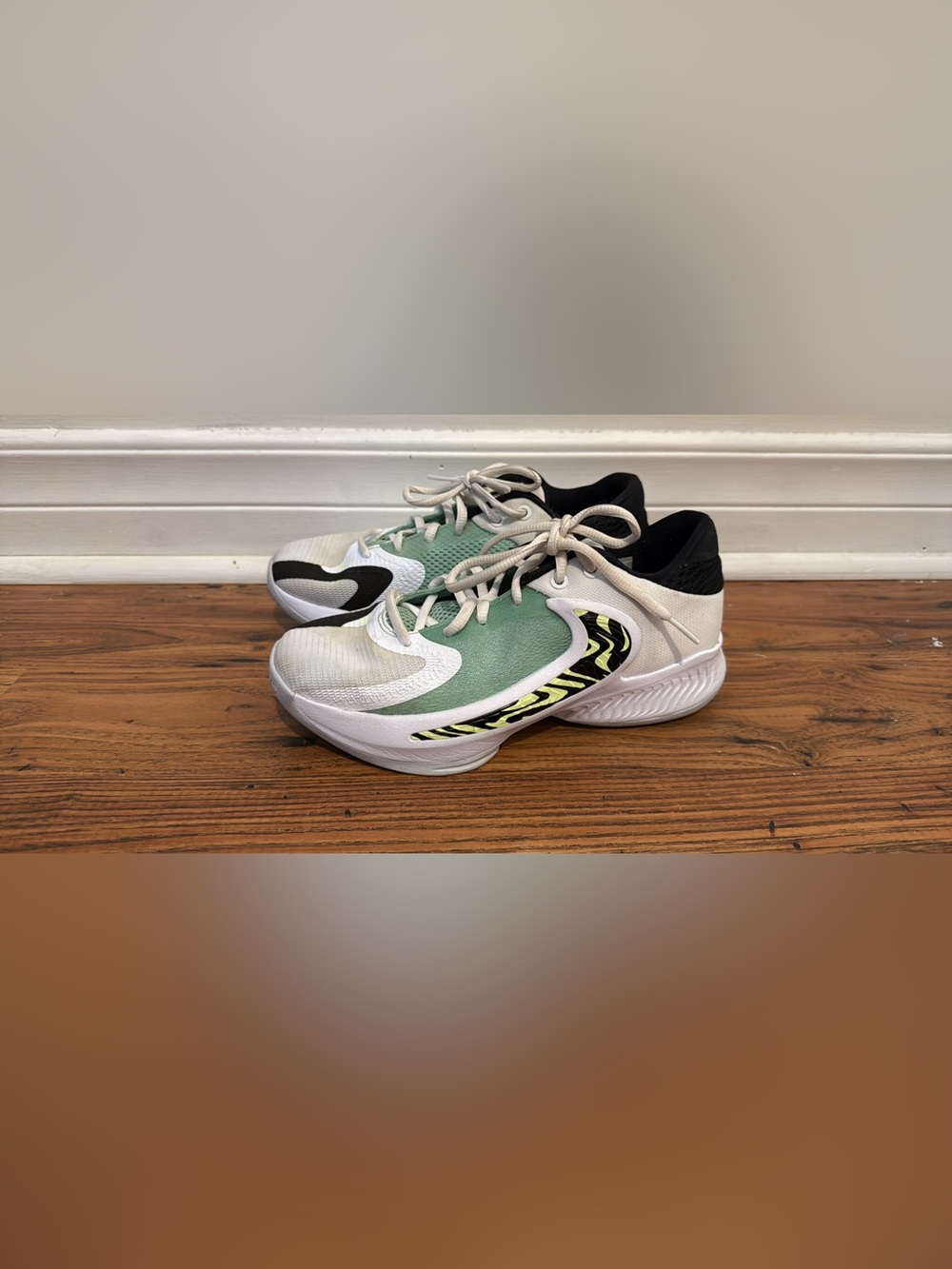 Nike Team Hustle D Basketball Shoes Youth 5.5Y (Women’s 7) White/Green Sneakers